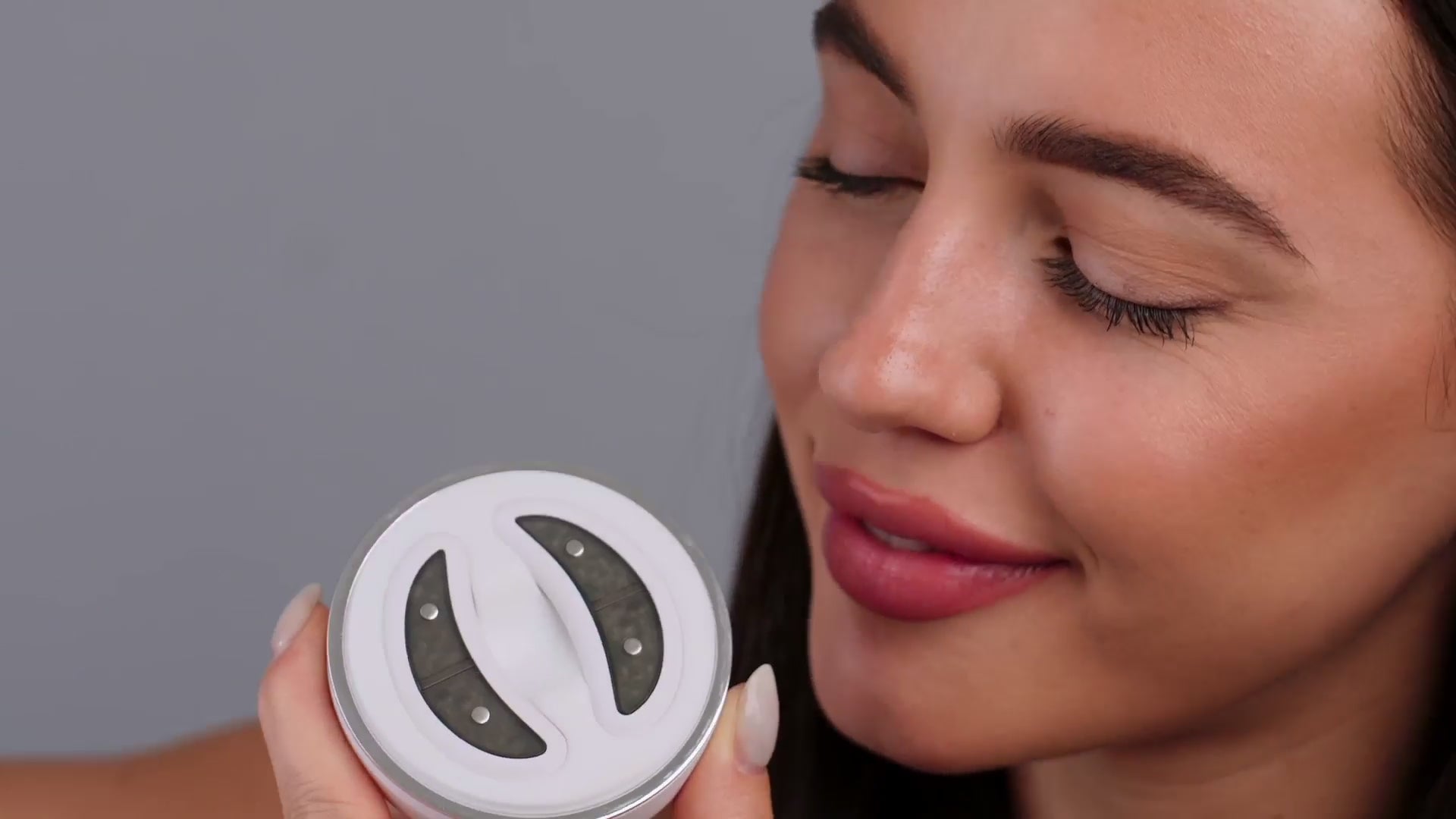 Charger la vidéo : <p>Avec l’appareil anti-cernes <strong>EMS</strong>, atténue visiblement poches et rides en toute simplicité. Sa technologie par micro-impulsions stimule les muscles du contour des yeux, relance la circulation et aide à lisser les ridules pour un regard plus frais et reposé. Doux, efficace et facile à utiliser, il s’intègre parfaitement à ta routine quotidienne pour un contour des yeux plus lisse, plus ferme et visiblement réveillé, jour après jour.</p>